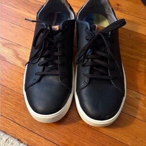 Olukai Golf Shoes men size 10. Pre owned excellent condition. Black leather